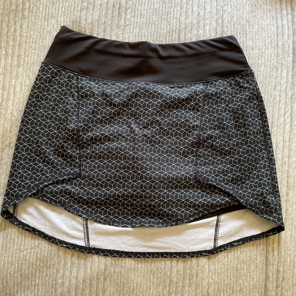 NWOT Oiselle black skirt geometric pattern